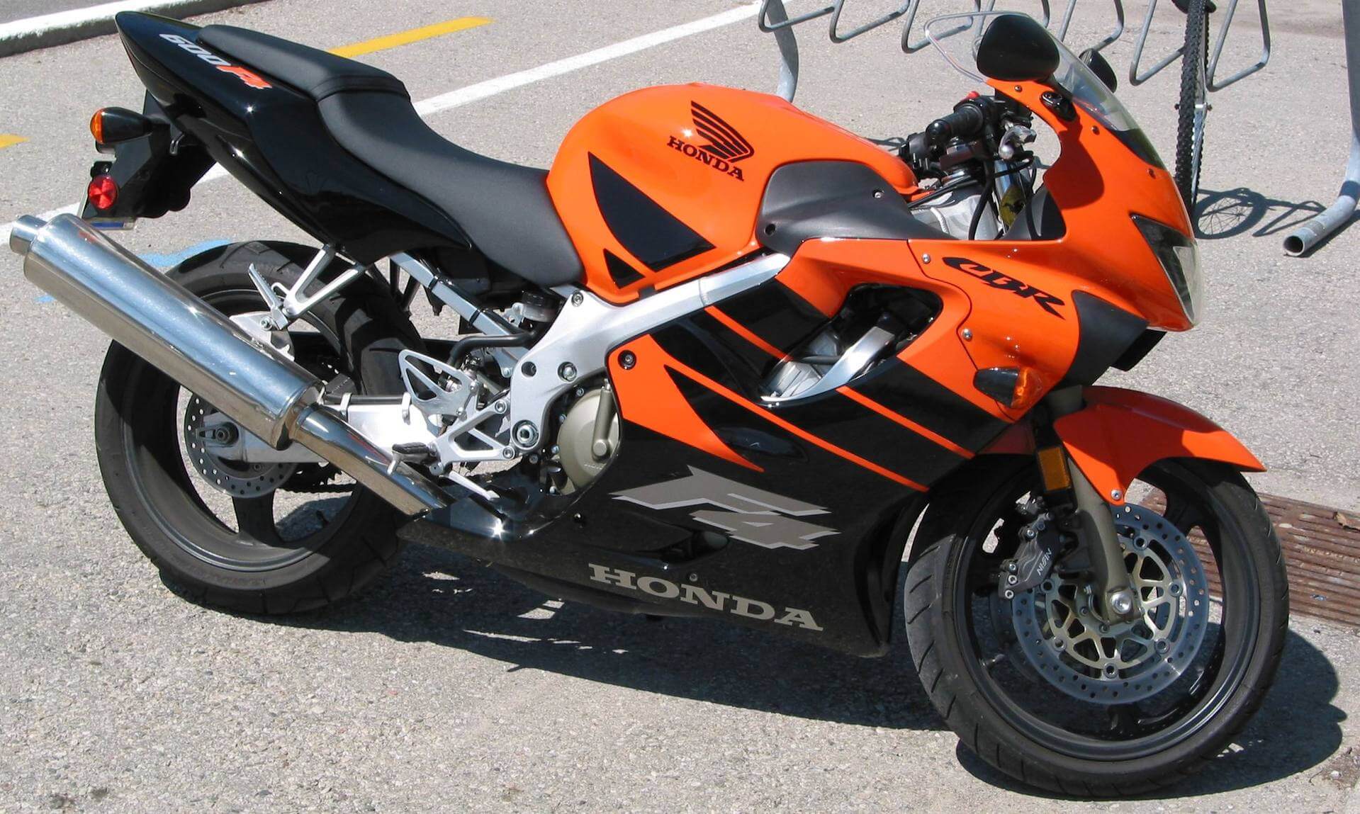 orange-honda-motorcycle-2-1479790-1919x1148 (1)